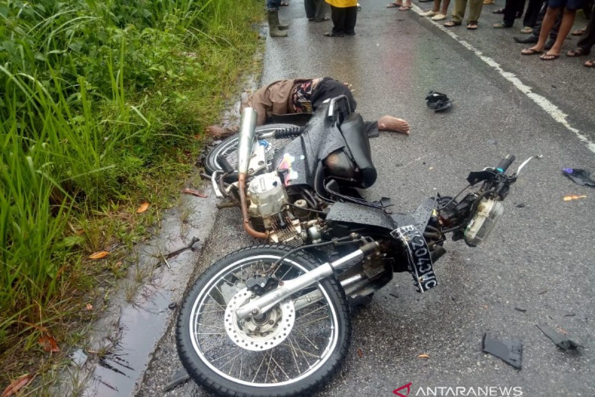 Sepeda motor kontra truk di Pangaribuan, 1 tewas 1 luka berat