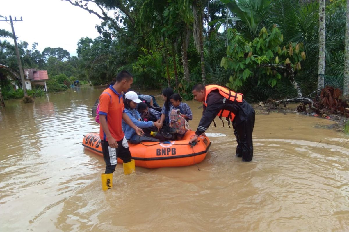 Tiga dari enam korban banjir di Tapteng berhasil diidentifikasi