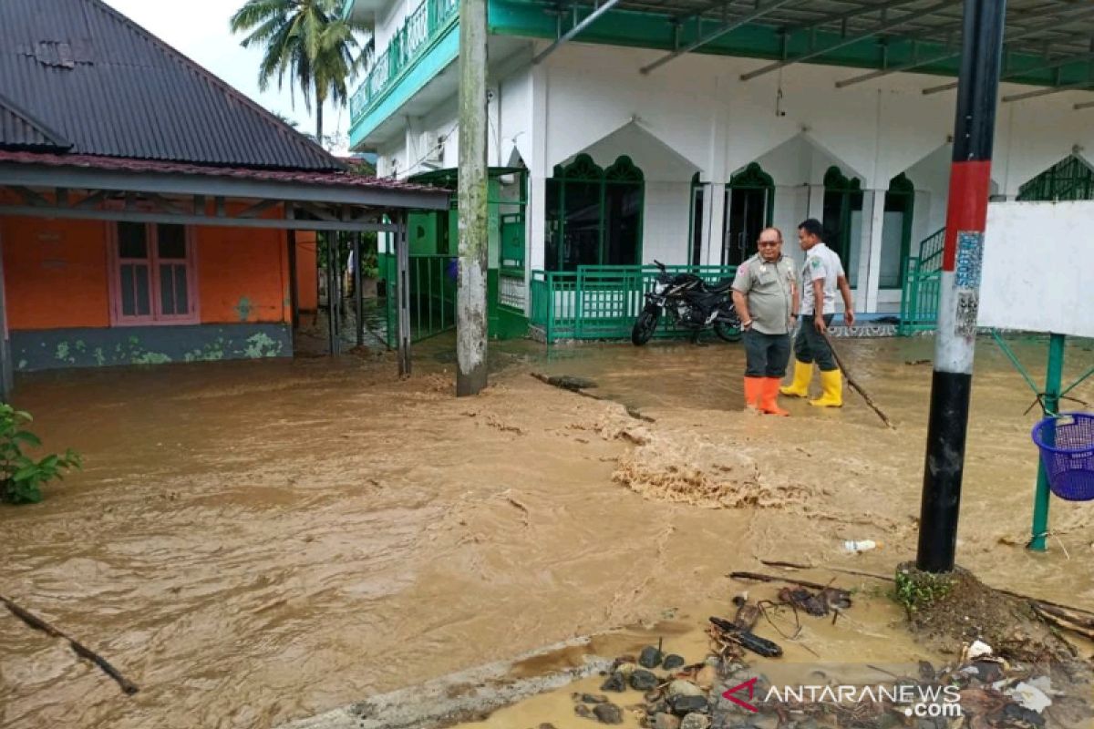 Puluhan rumah terendam di Padangsidimpuan, ini beberapa penyebabnya