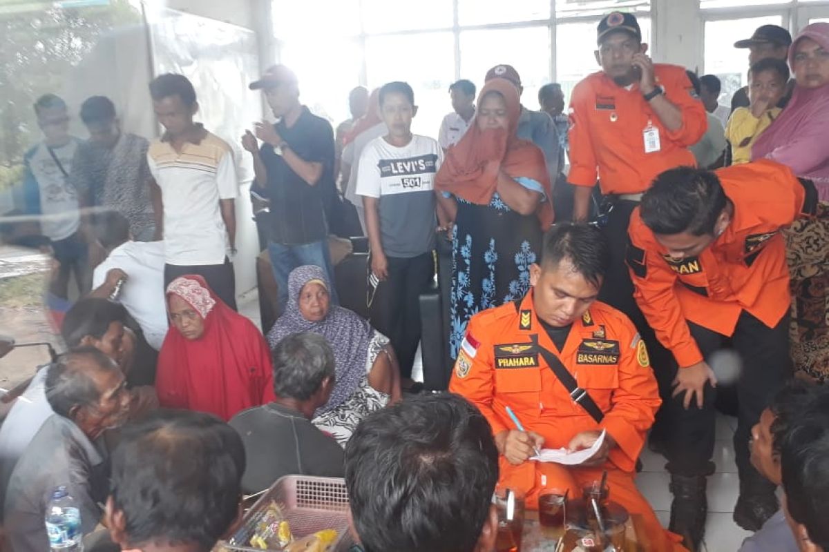 Kapal nelayan di Sasak Pasaman Barat tenggelam 18 orang selamat