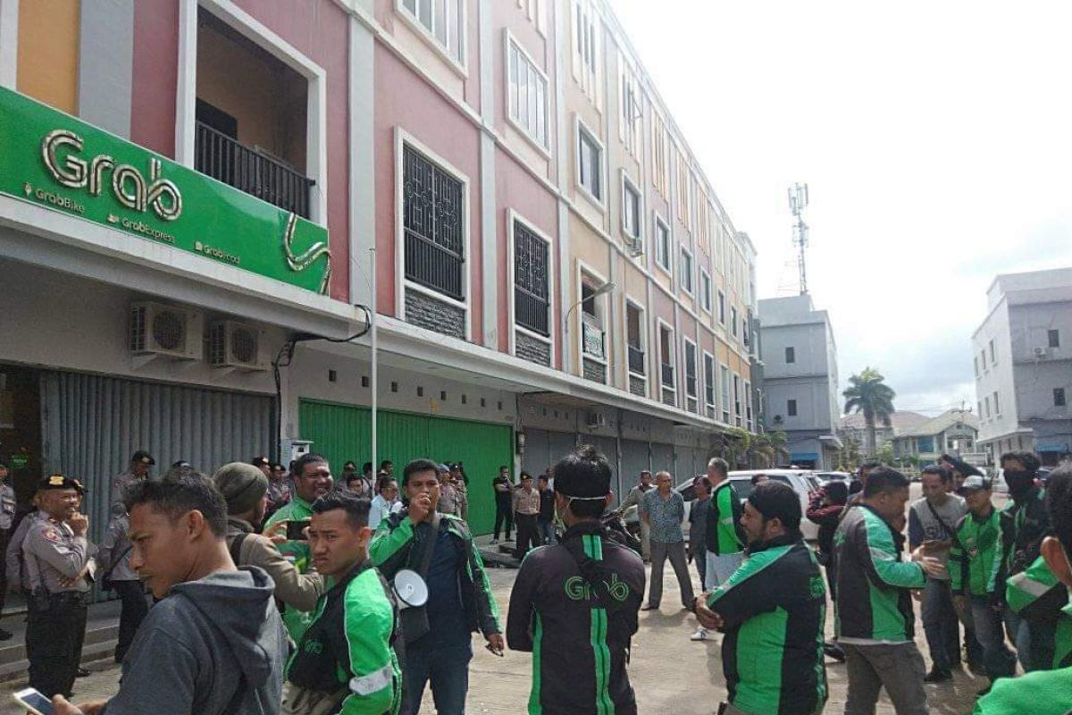 Ratusan joki Grab Bike Pontianak datangi Kantor Grab tuntut kejelasan akun