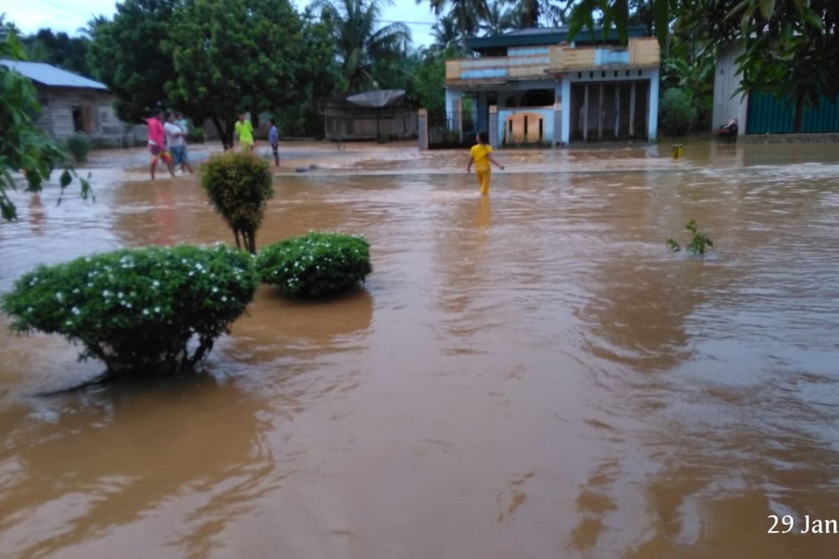 120 rumah warga di Taming Pasaman Barat terendam banjir