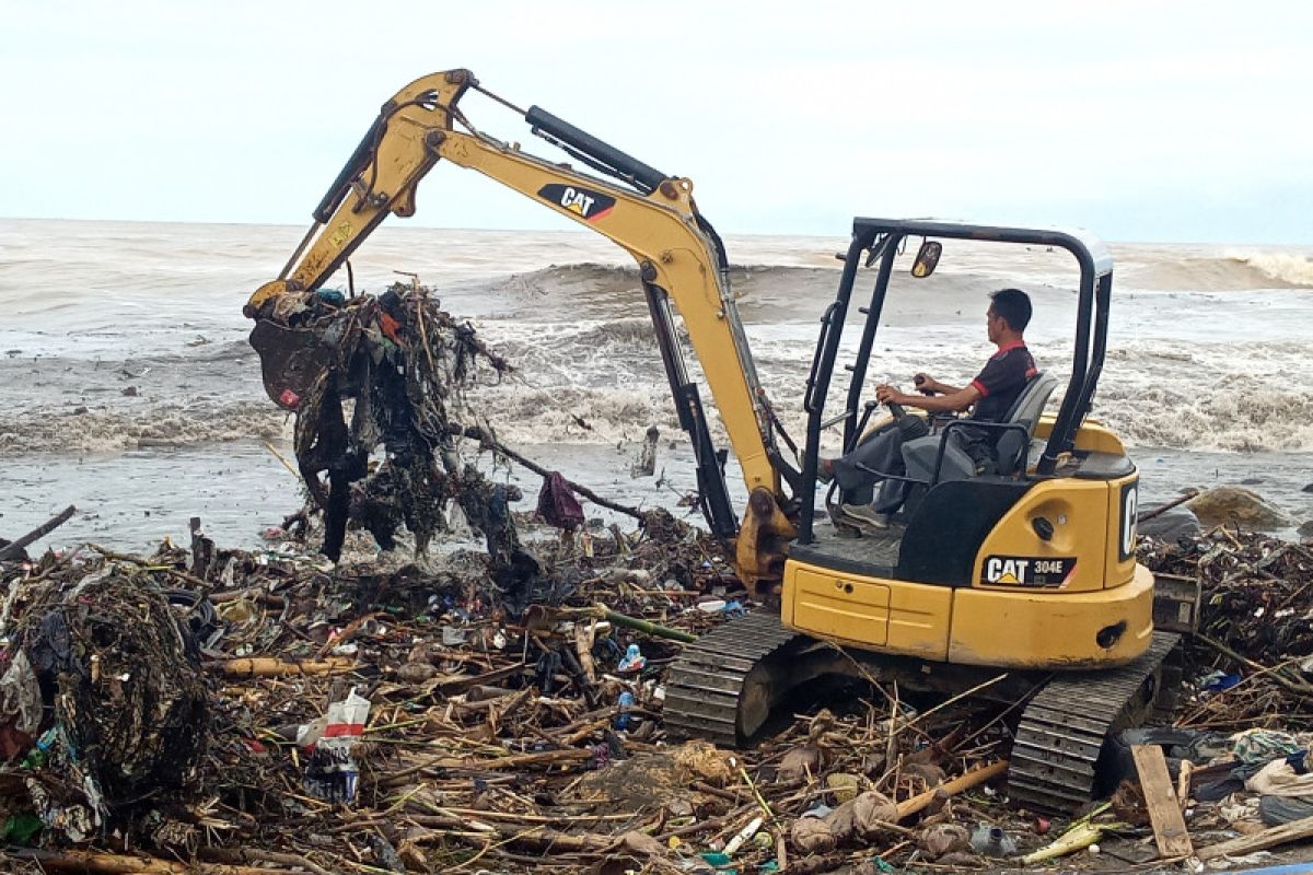 Puluhan ton sampah menumpuk di Pantai Padang usai hujan deras