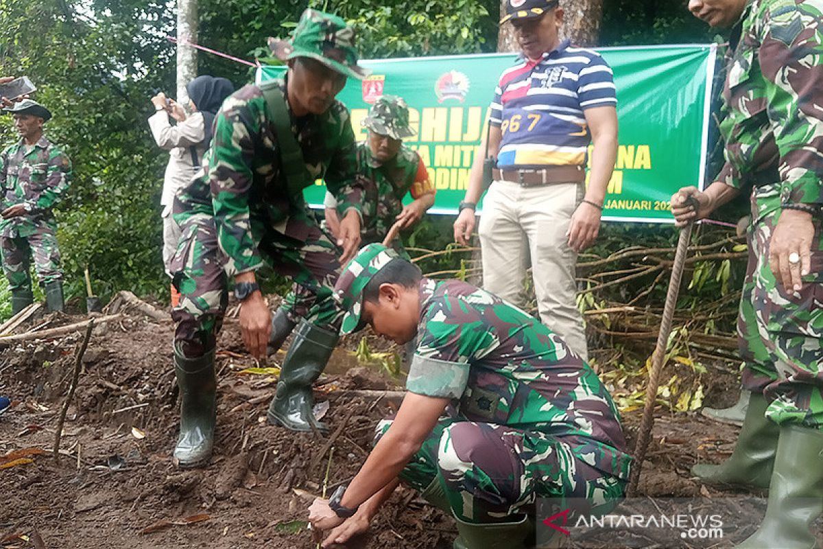 Kodim 0304 Agam tanam akar wangi di daerah rawan longsor