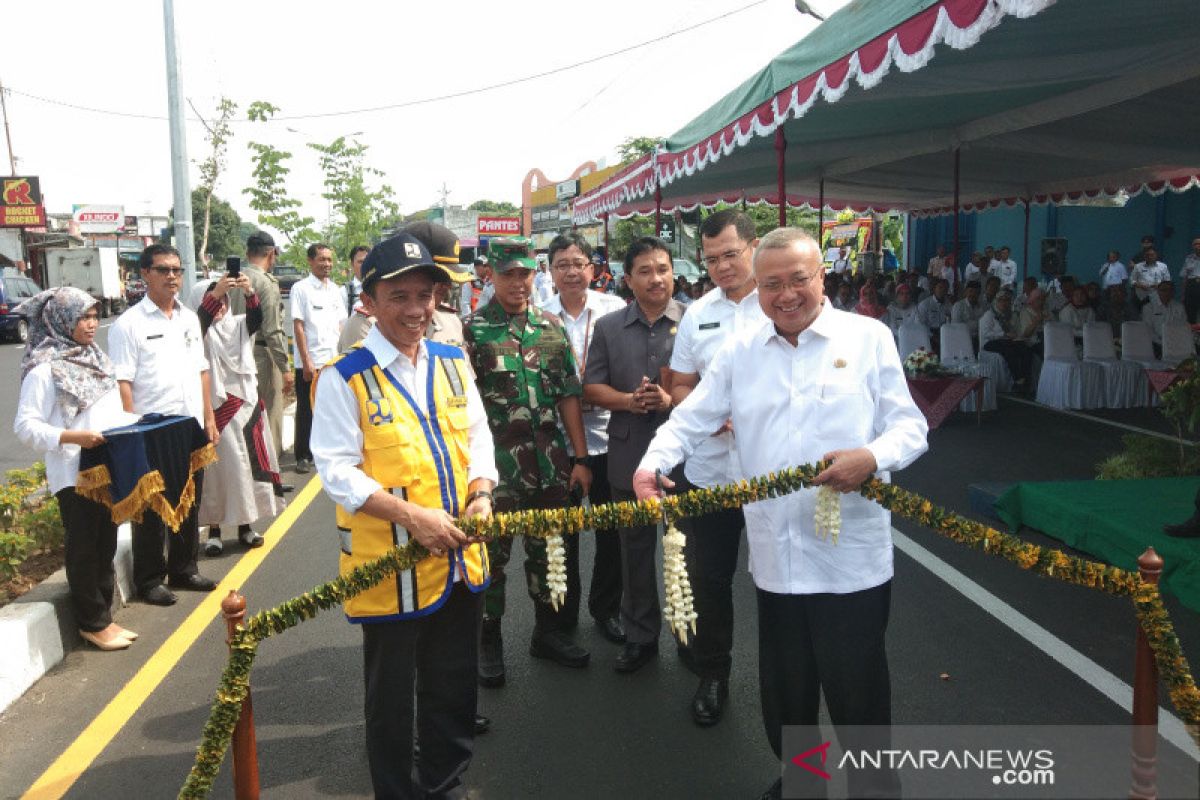 Bupati meresmikan ruas jalan batas Kota Bantul usai dilebarkan