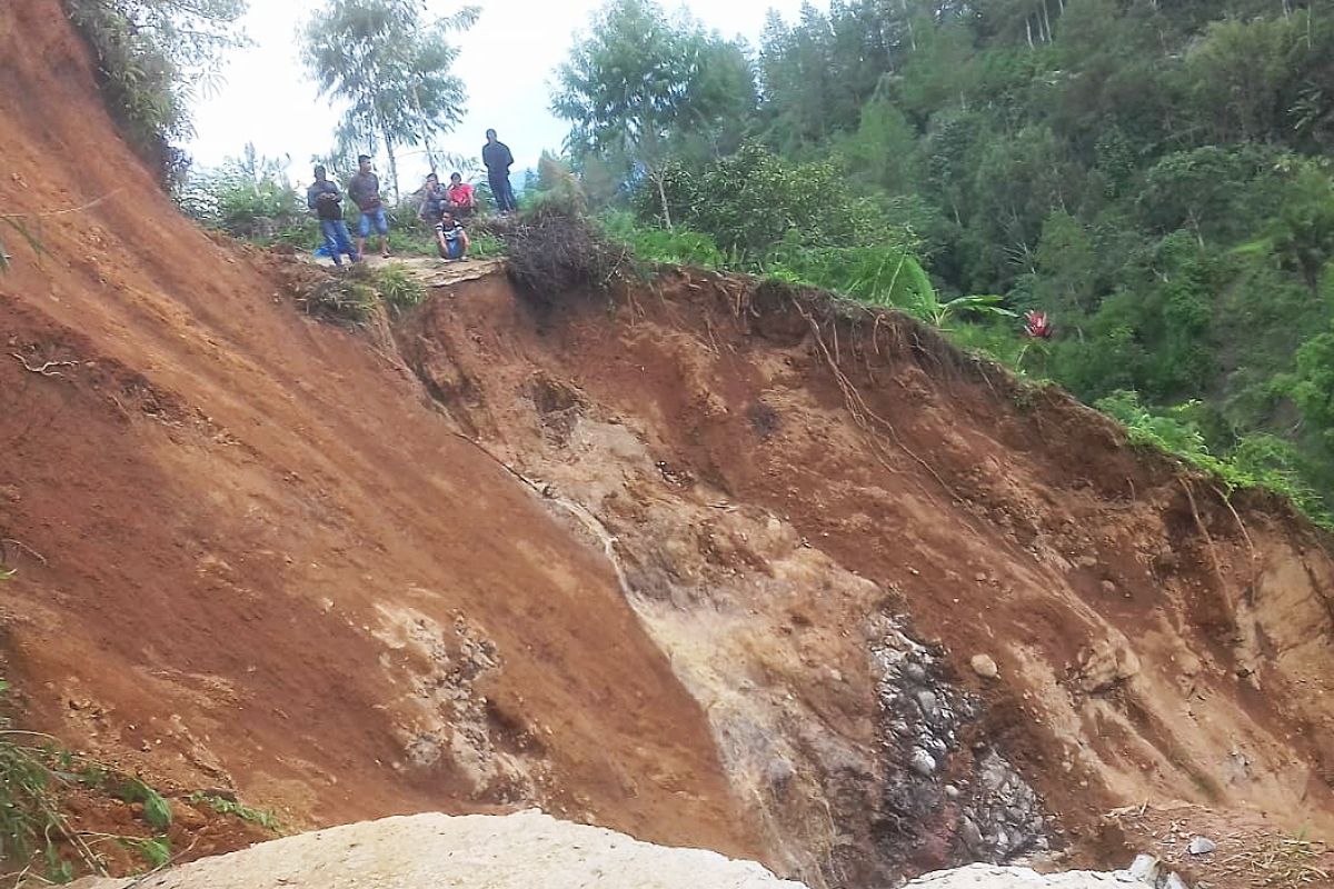BPBD : Bencana longsor tutup akses jalan di Burasia Bittuang Tana Toraja
