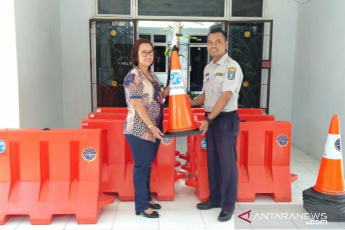 Jasa Raharja Babel serahkan bantuan traffic cone dan barricade jalan