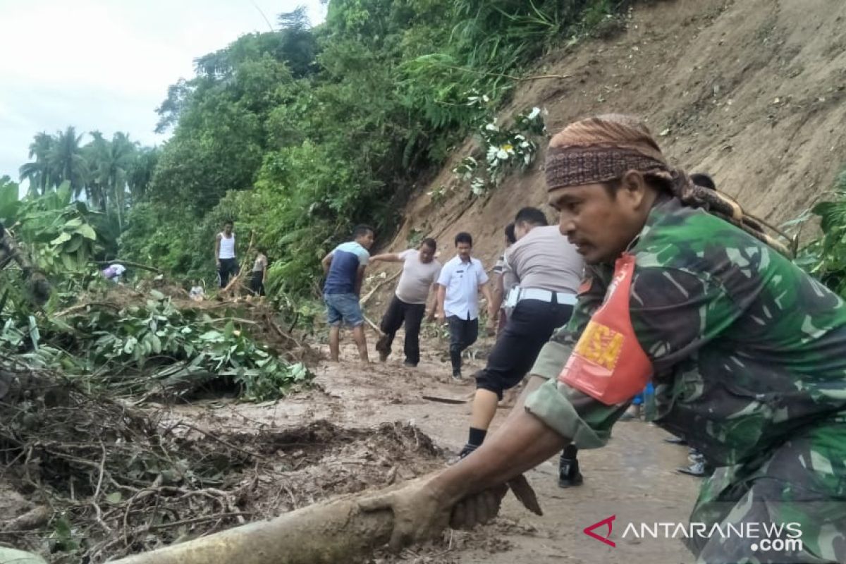 Jalan Kampung Dalam Padang Pariaman tertimbun longsor, akses jalan antar-nagari terputus