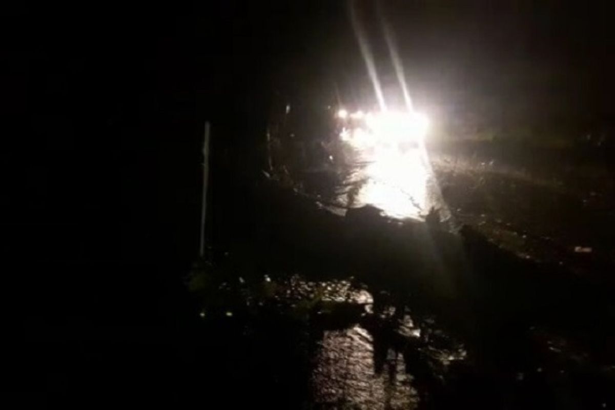 Pohon tumbang, arus lalu lintas macet di Sitahuis perbatasan Taput