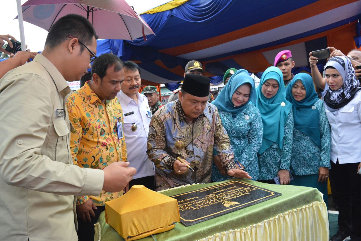 Bupati Langkat resmikan tugu Bank Sumut