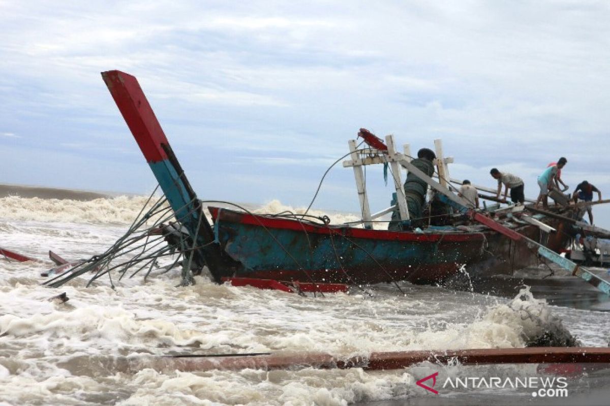 Bagan nelayan Tiku Agam terdampar di Pariaman