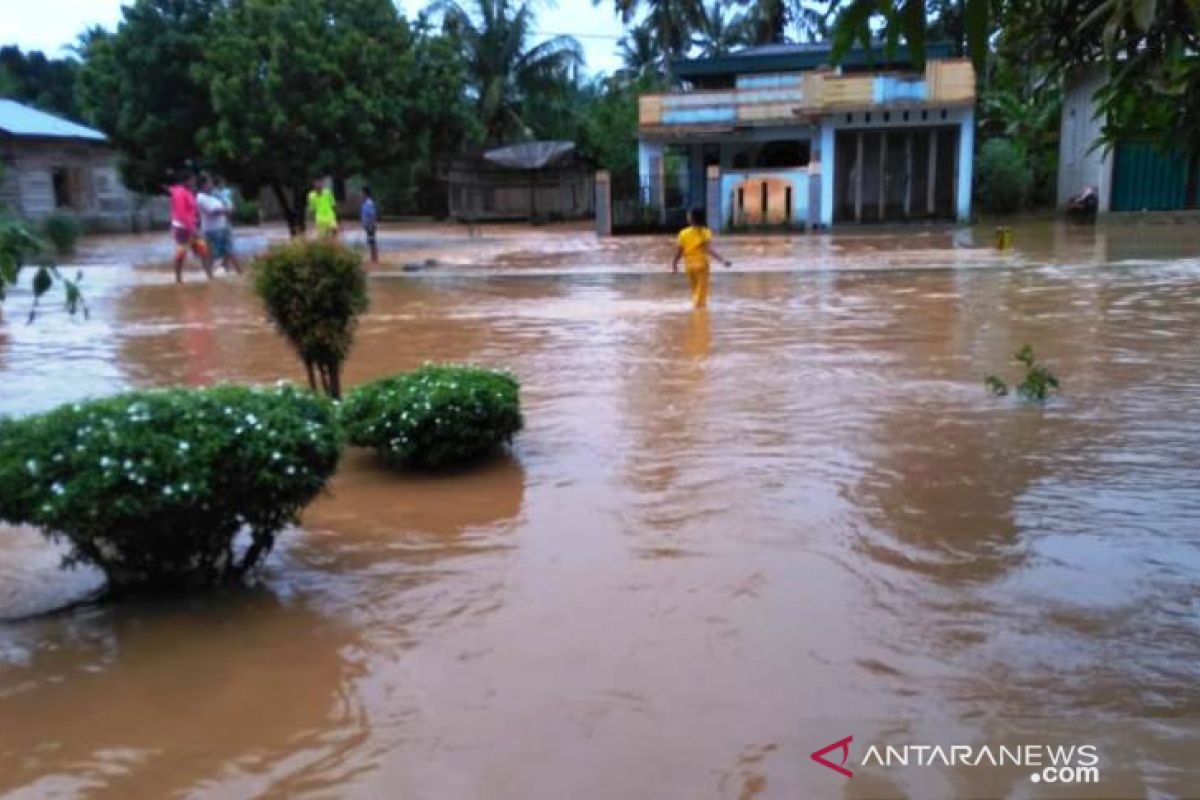 120 rumah warga Taming Batahan Pasaman Barat direndam banjir