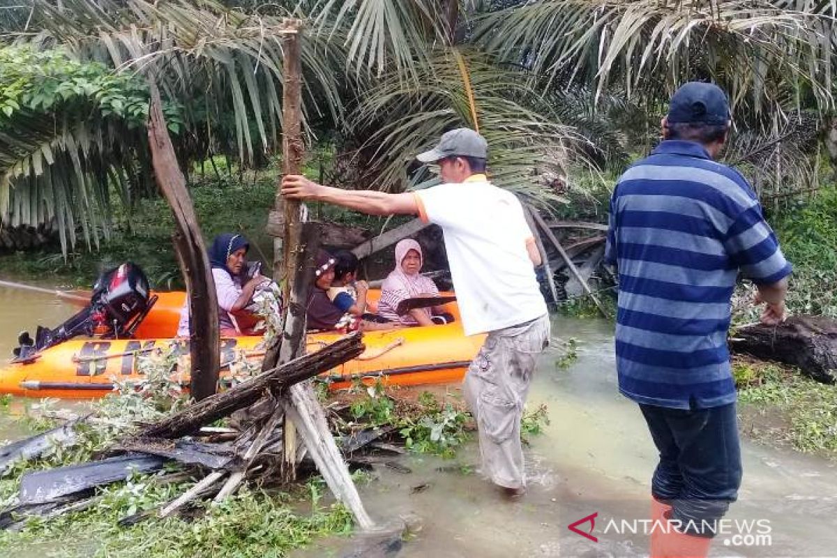 53 warga Manggopoh dievakusi karena rumah mereka terendam banjir