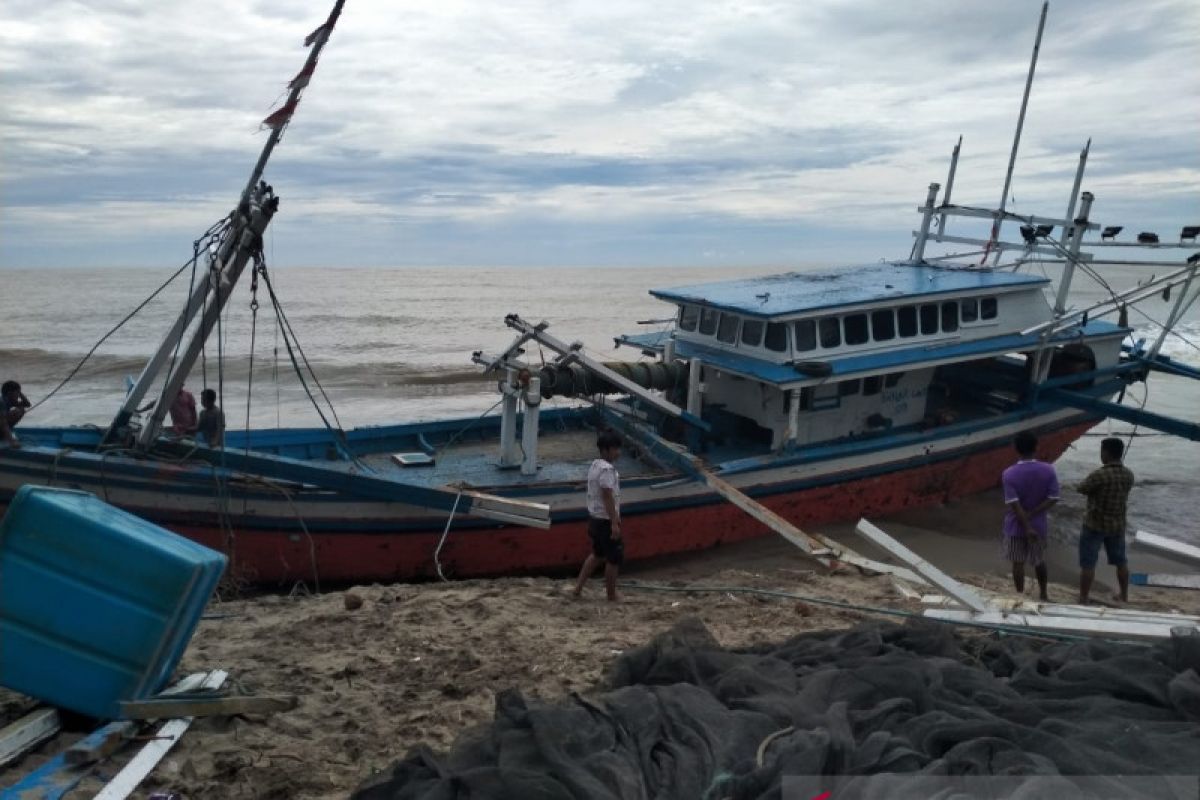 13 kapal nelayan Pesisir Selatan dihantam gelombang besar