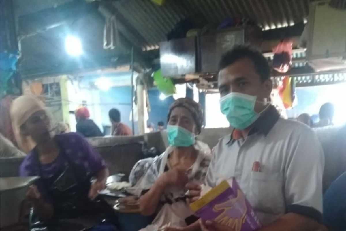 Waspada virus corona, PD Pasar Surya bagikan masker kepada pedagang