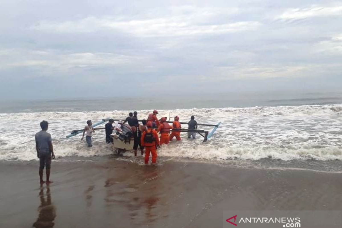 Dua perahu nelayan di Sasak Pasaman Barat tenggelam, lima nelayan hilang