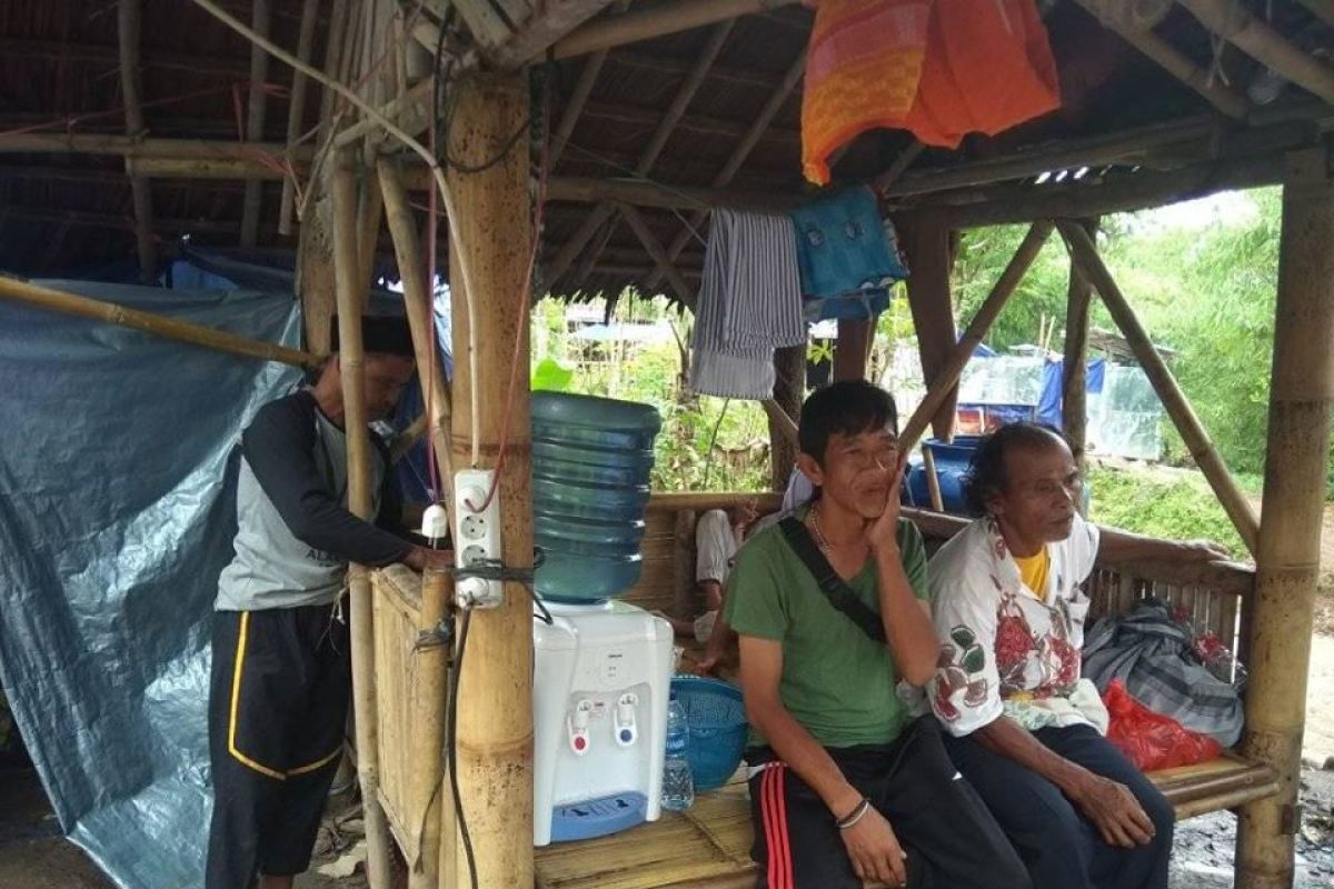 Warga korban banjir di Lebak  masih bertahan di tenda pengungsian