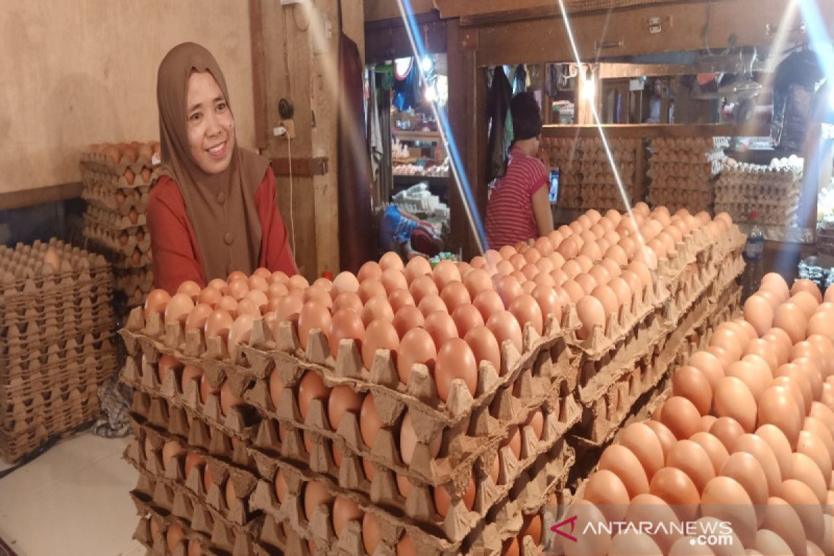 Harga telur ayam di Pasar Youtefa Jayapura Rp57 ribu/rak