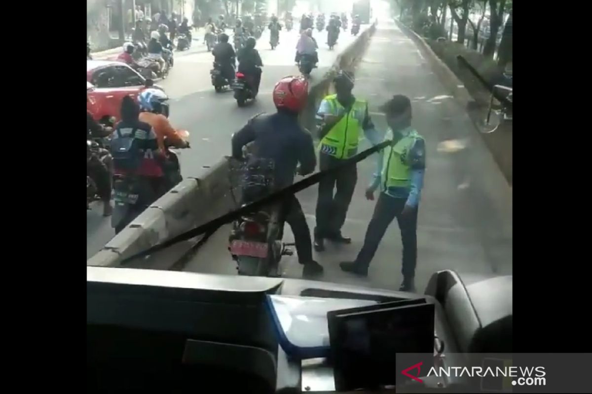 Polisi tilang PNS setelah lawan petugas saat terobos busway