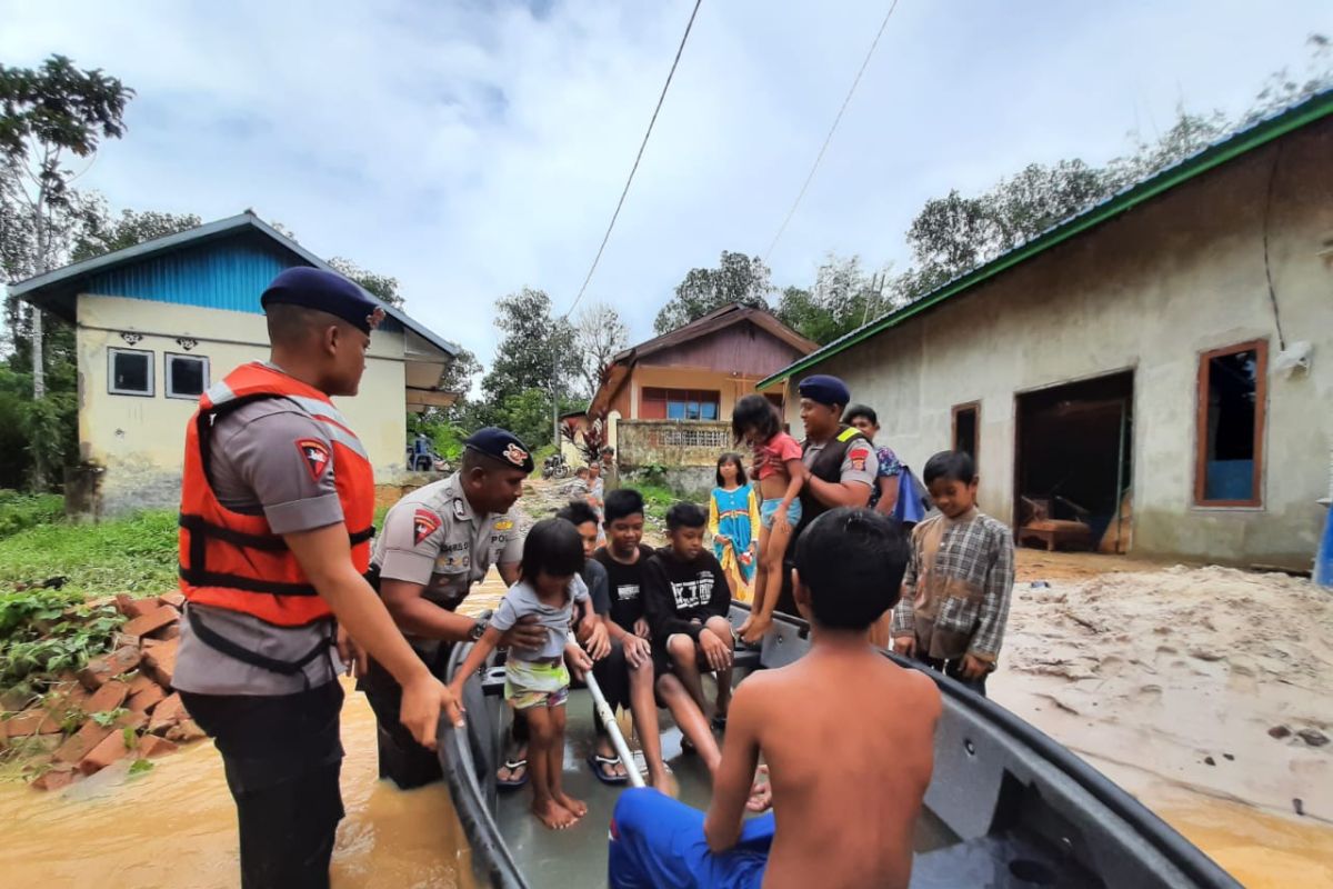 Satuan Brimob bantu evakuasi korban banjir di jalan  Samarinda- Balikpapan