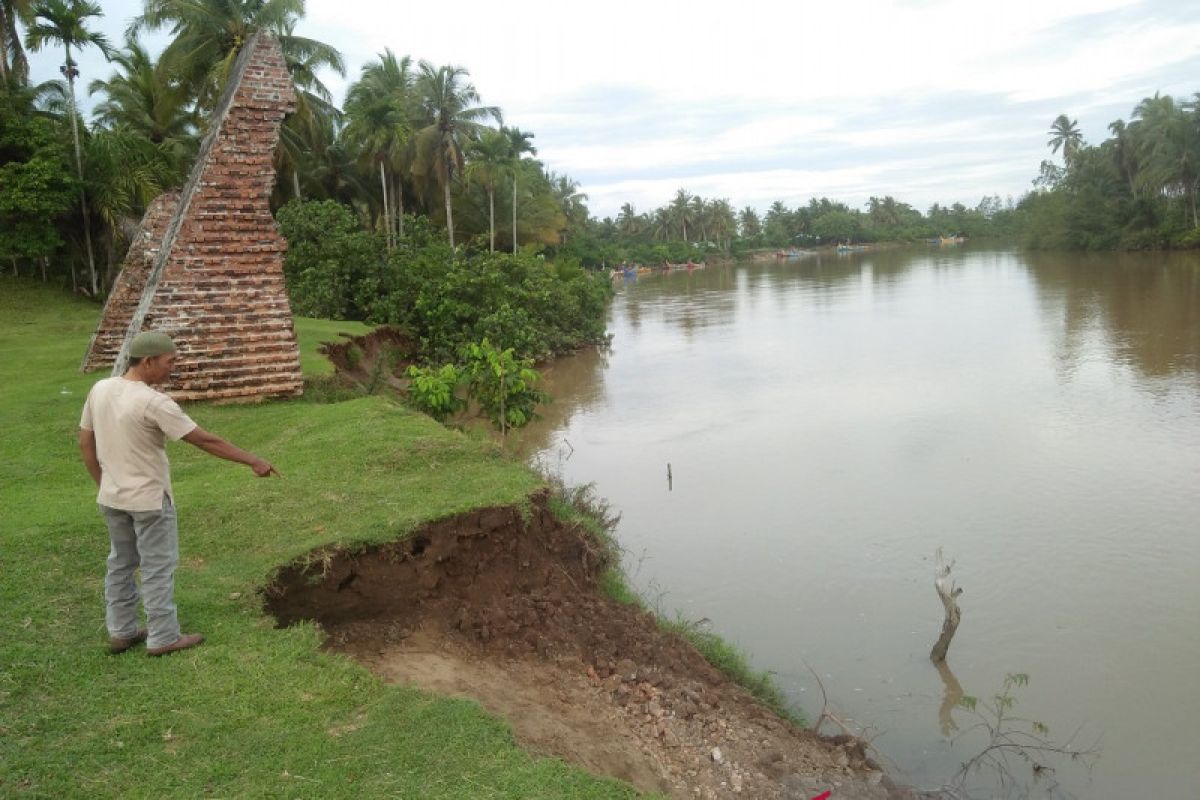 Erosi sebabkan benteng peninggalan Inggris di Mukomuko masuk sungai