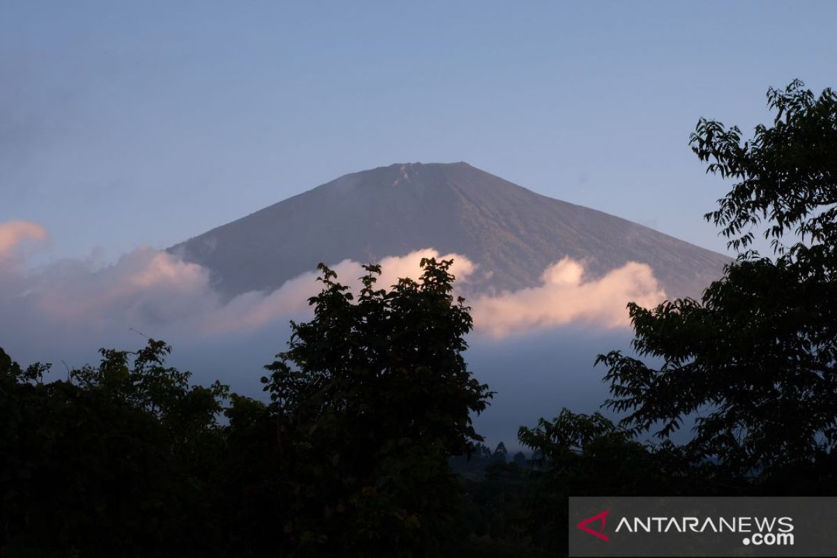 Pelaku jasa pendakian Gunung Rinjani tolak rencana pembangunan kereta gantung