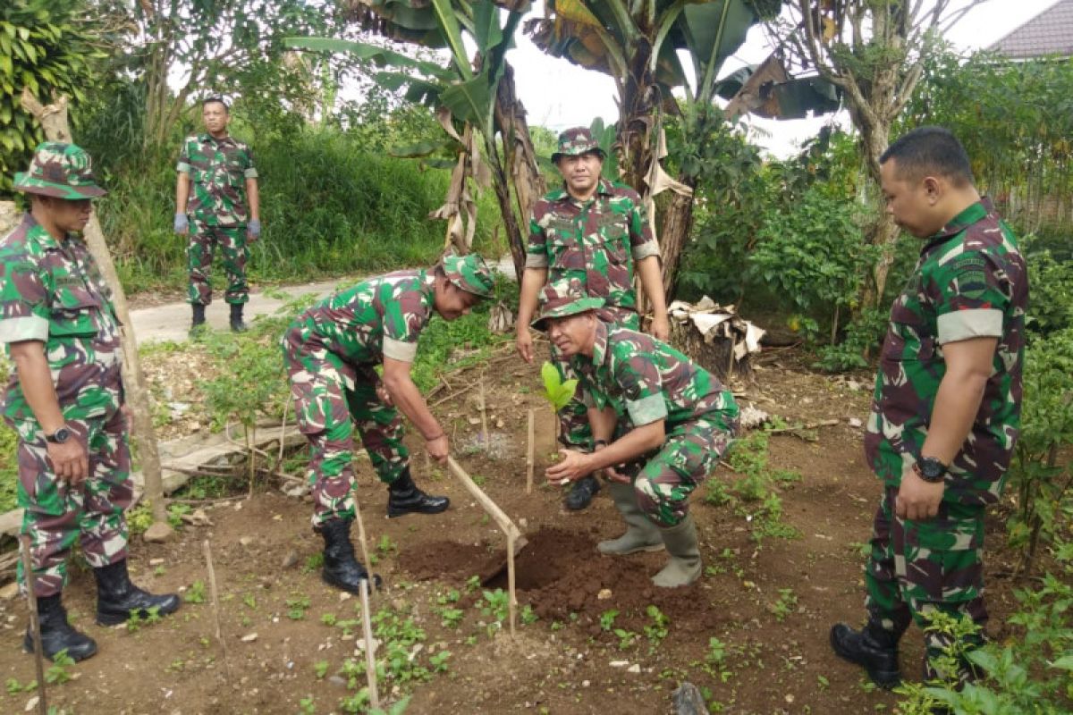 Koramil Tilatangkamang tanam bibit buah-buahan untuk penghijauan dan mengurangi polusi