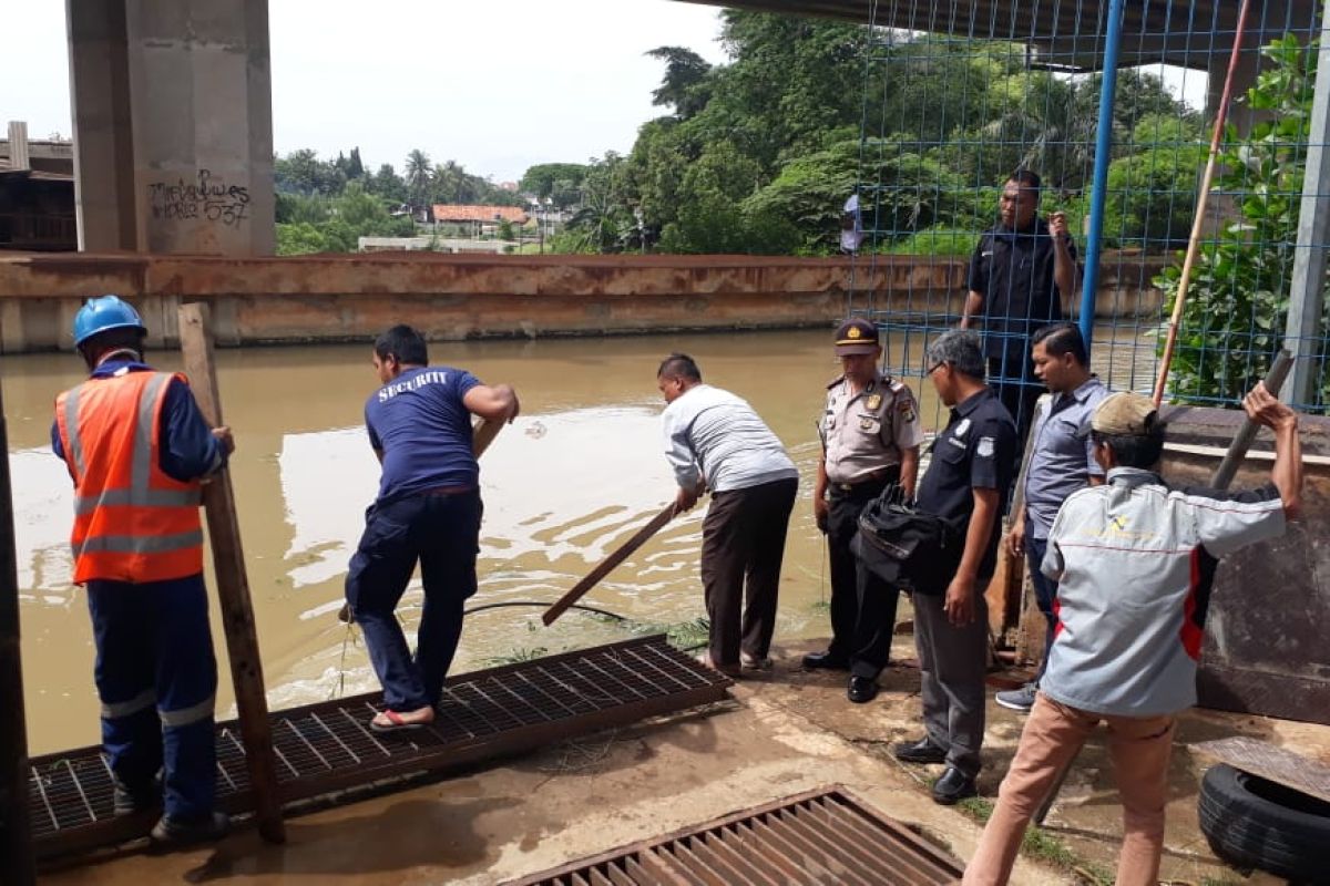 Damkar Jaktim evakuasi mayat pria tanpa identitas dari Kalimalang