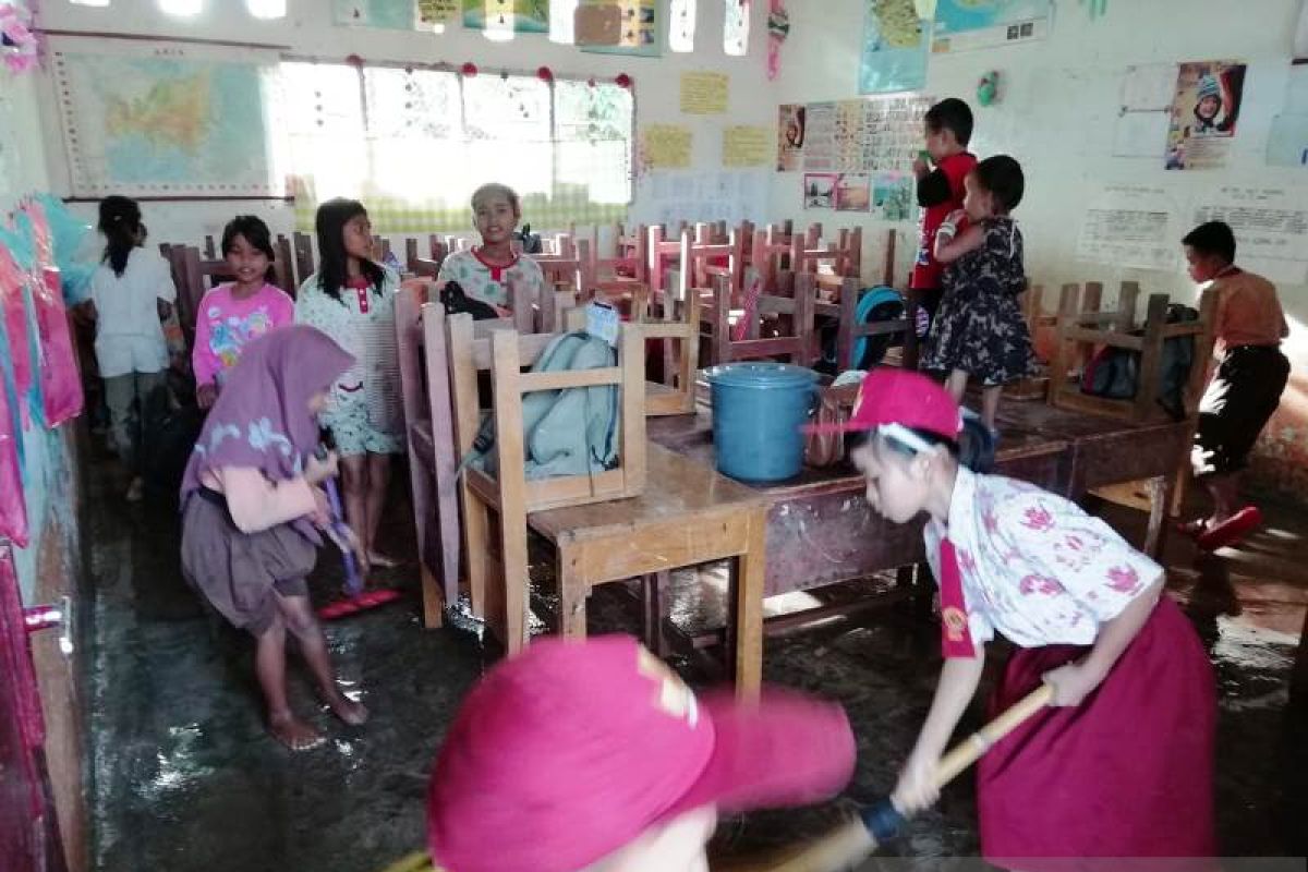 Korban banjir di Tapsel bersihkan material lumpur