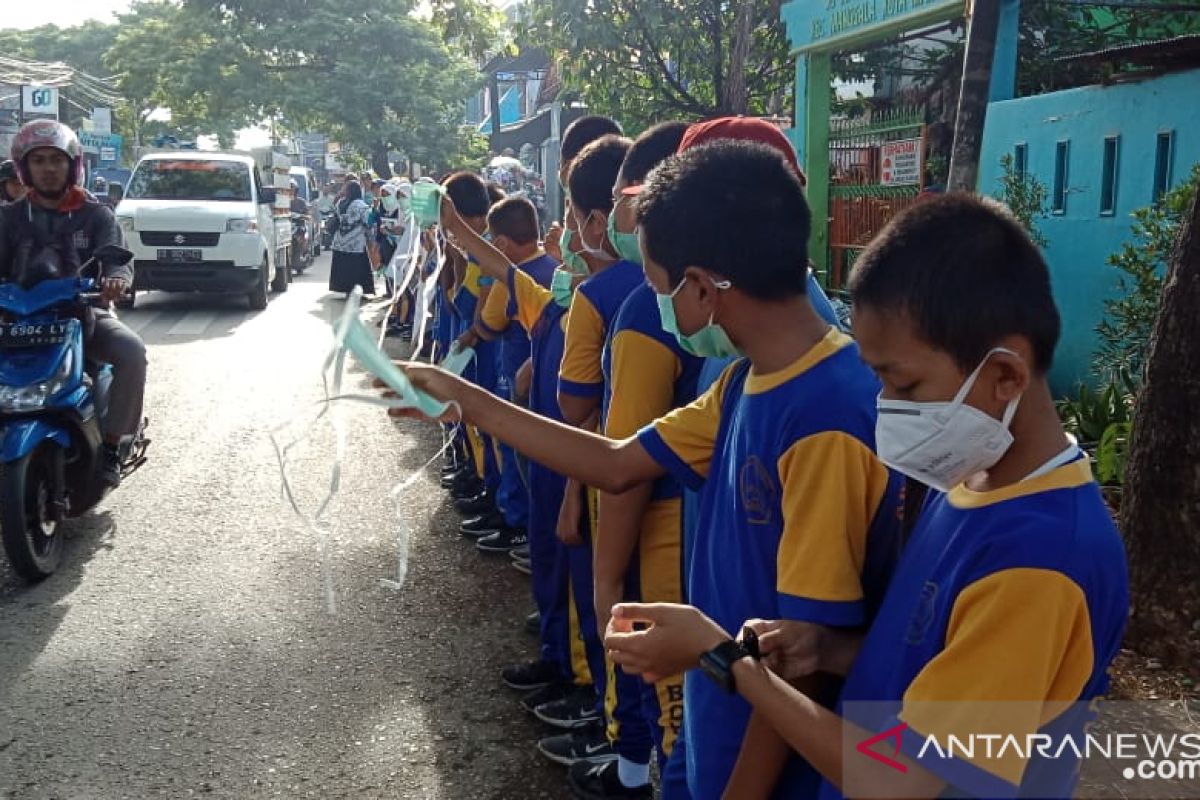 Murid-murid SD Negeri Borong lakukan aksi peduli bahaya virus corona