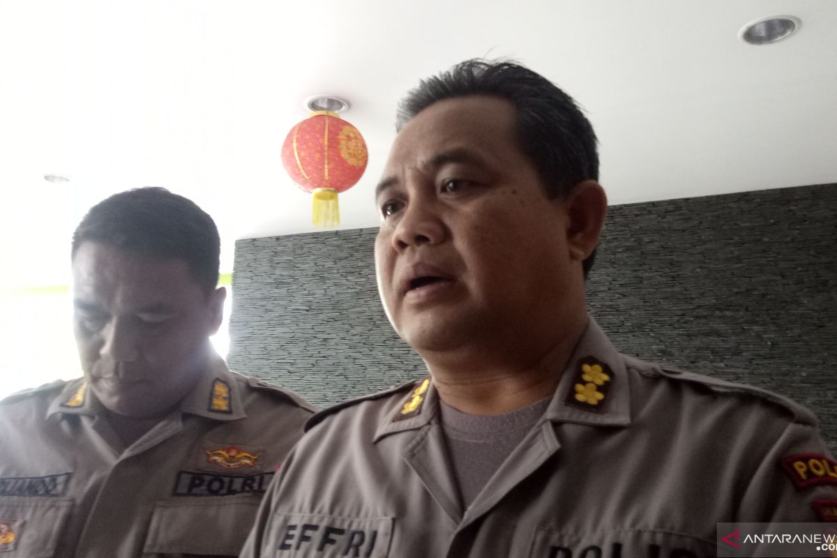 Personel Polda Kaltara siaga di pintu masuk penumpang internasional