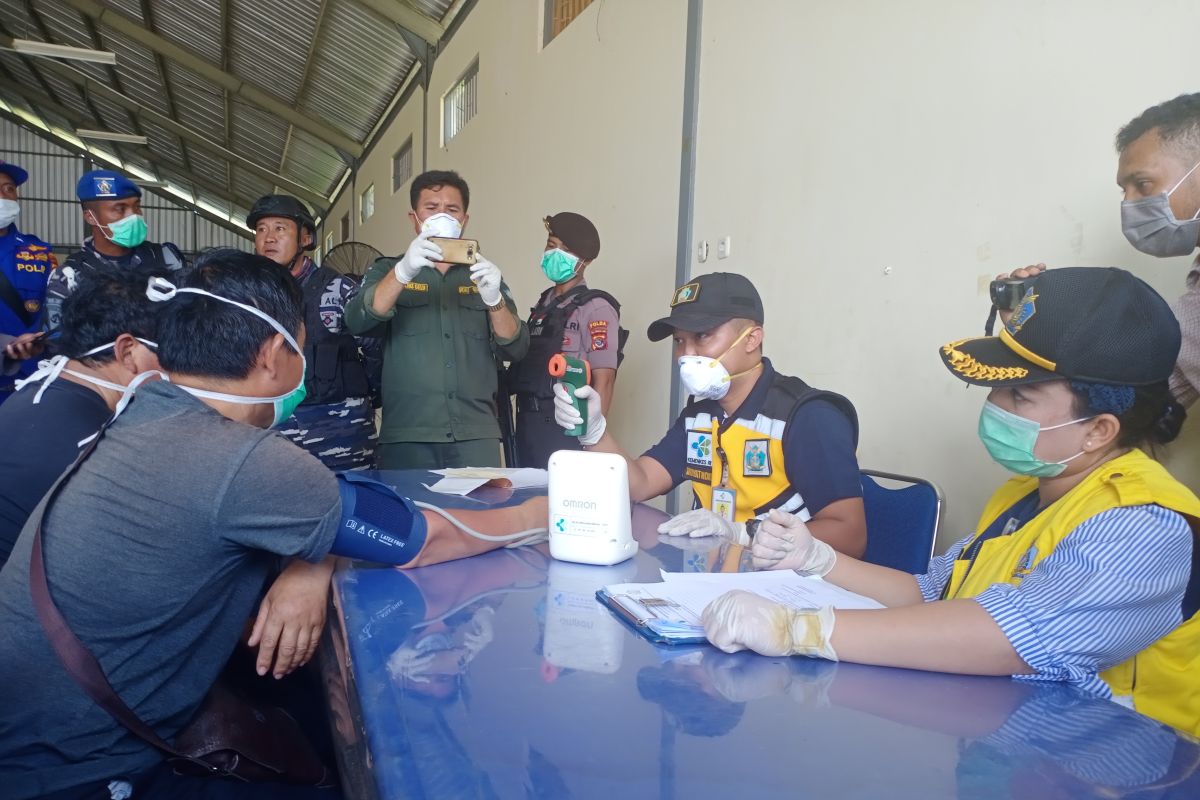 Enam WNA China kembali jalani tes kesehatan saat tiba di Kupang