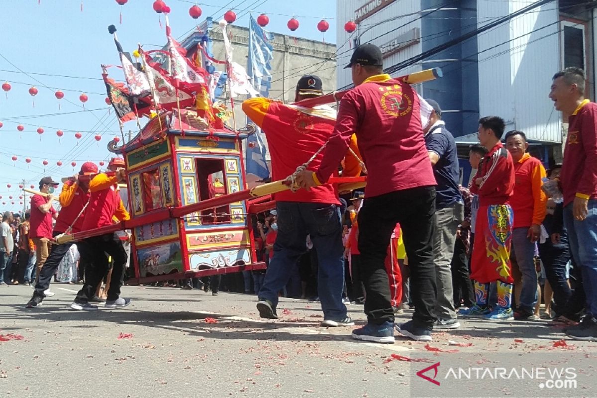 Melihat atraksi "Kiu" saat Imlek di Sungai Pakning