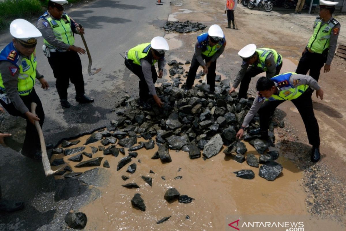 Antisipasi kecelakaan dan kemacetan, Satlantas Polresta Bandar Lampung timbun jalan berlubang