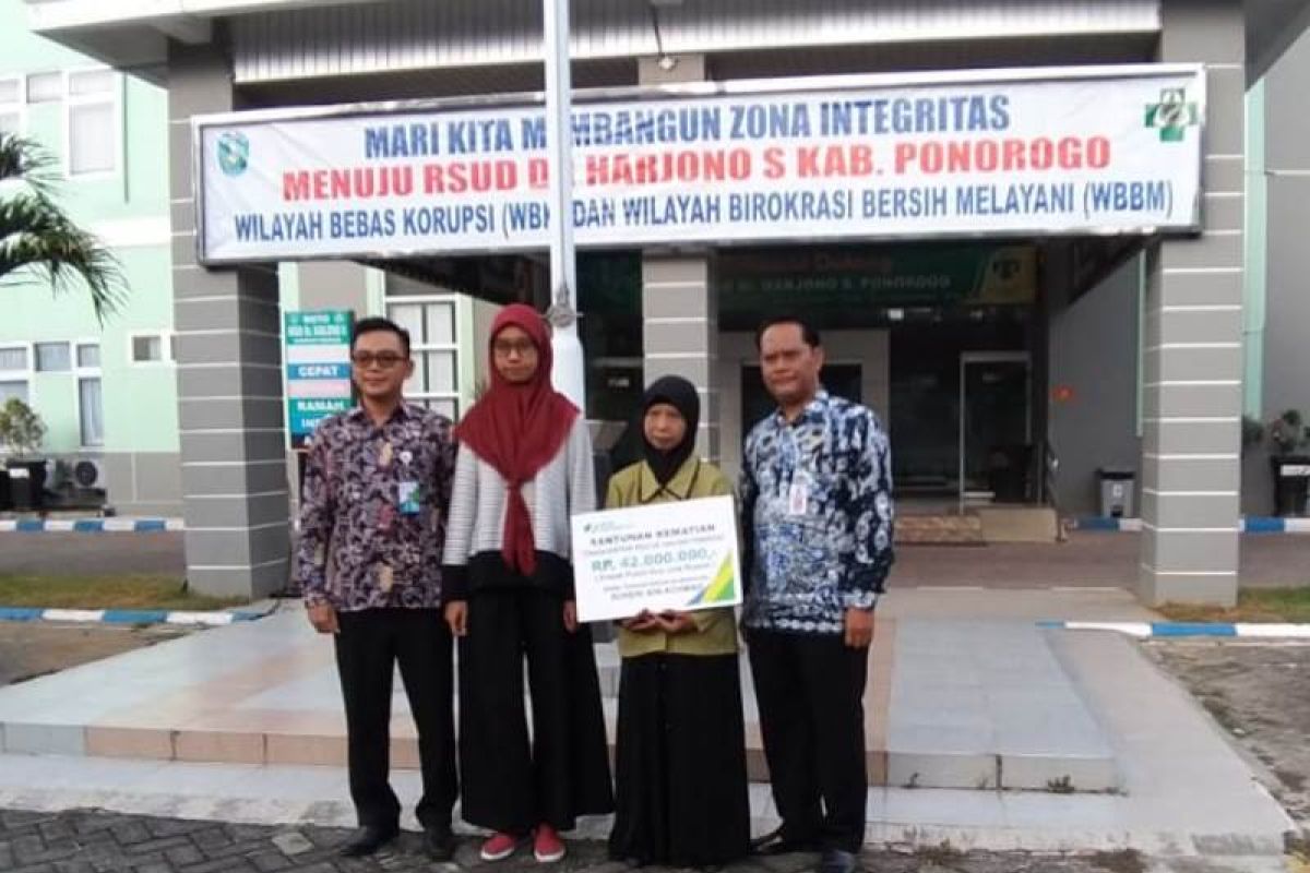 BP-Jamsostek serahkan santunan kematian tenaga kontrak RSUD Ponorogo