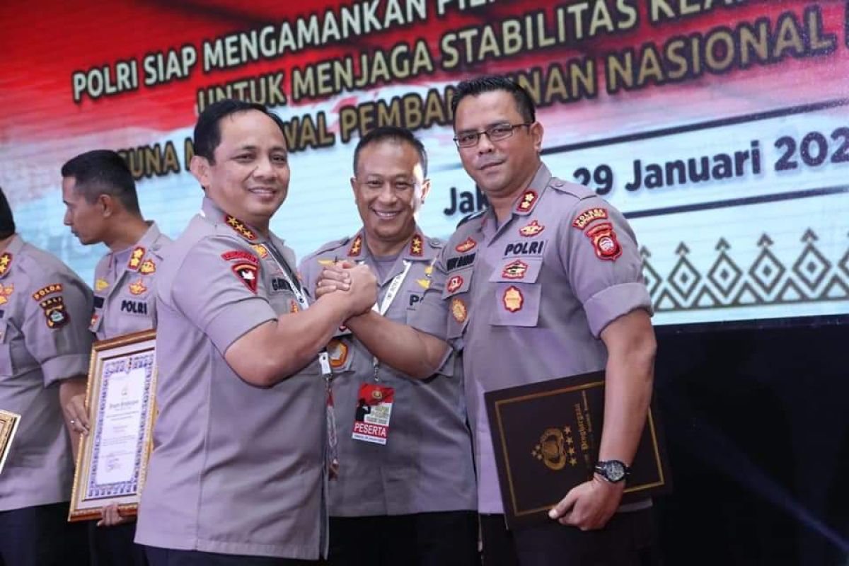 Polres Kapuas Hulu salurkan bantuan 10 ton beras