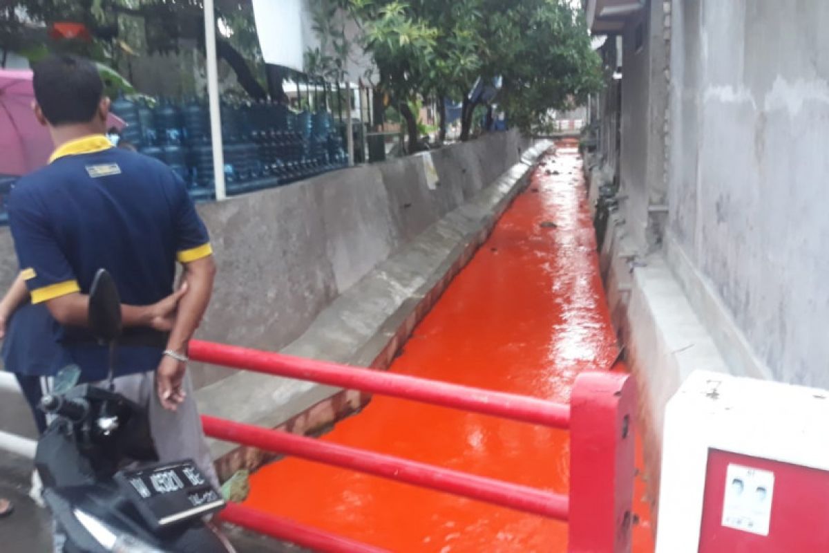 Polisi Gresik selidiki  tumpahan pewarna pupuk di sungai warga