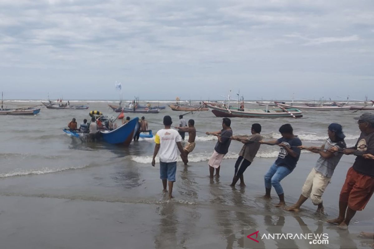 Satu kapal nelayan Kota Bengkulu karam diterjang ombak