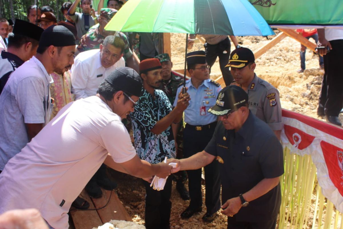 Bupati Supiori lakukan peletakan batu pembangunan Masjid An Nur Polres