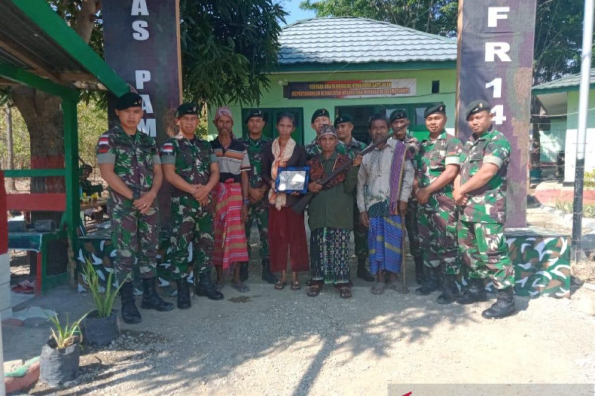 Warga serahkan dua  pucuk senjata api ke Korem Gapo