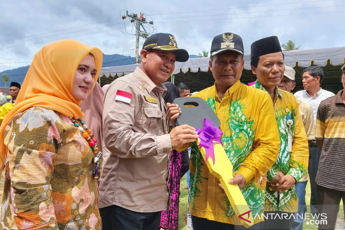 Pemkab bantu ambulance kepada Desa Teluk Gosong dan Batu Tunau