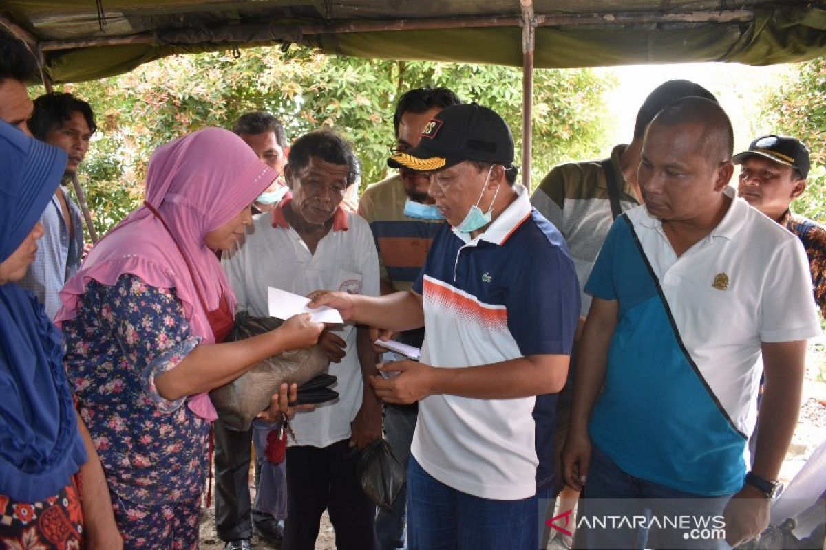 Bupati Tapteng serahkan bantuan pribadi Rp200 juta untuk korban banjir