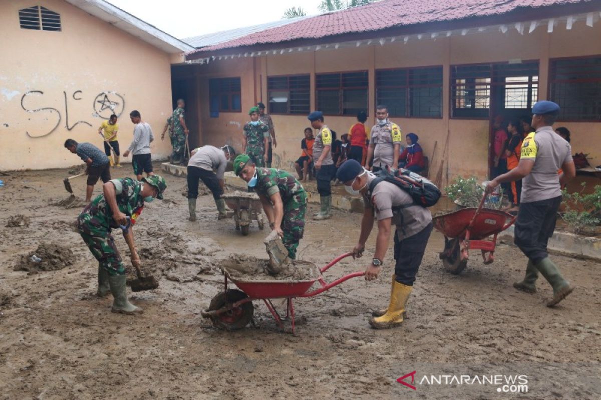 TNI dan Brimob gotong royong bersihkan lumpur