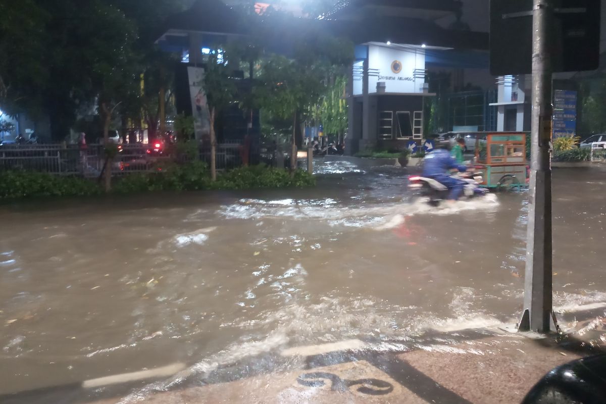 Puluhan motor mogok akibat nekad terobos banjir Surabaya