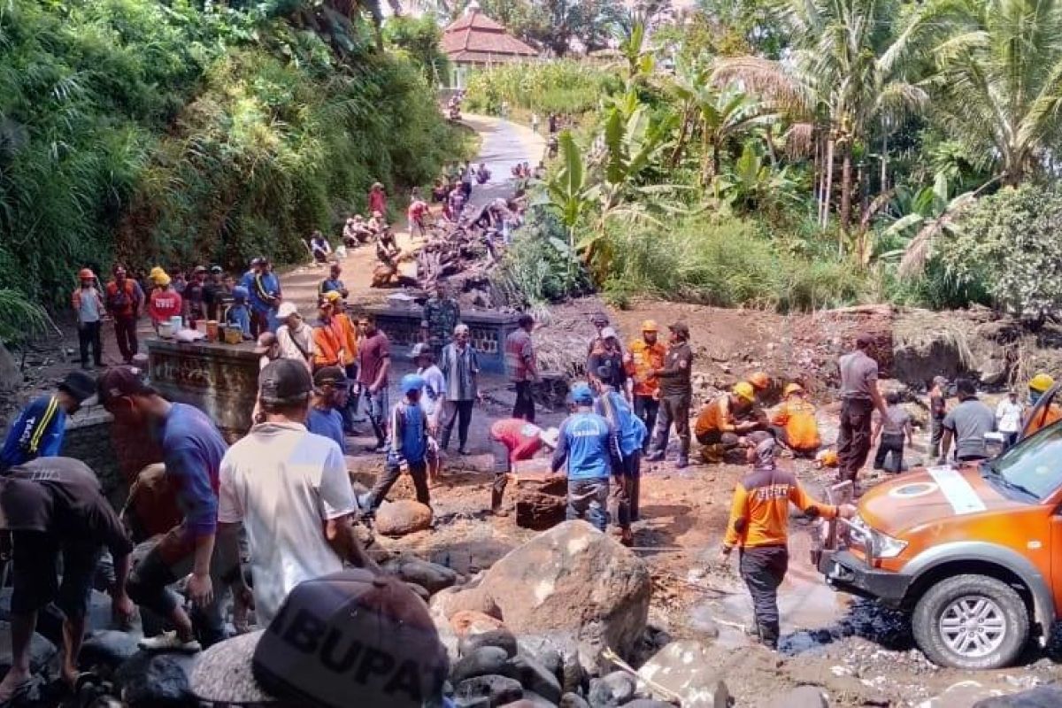 Petugas bersama warga bersihkan material sisa banjir di Blitar