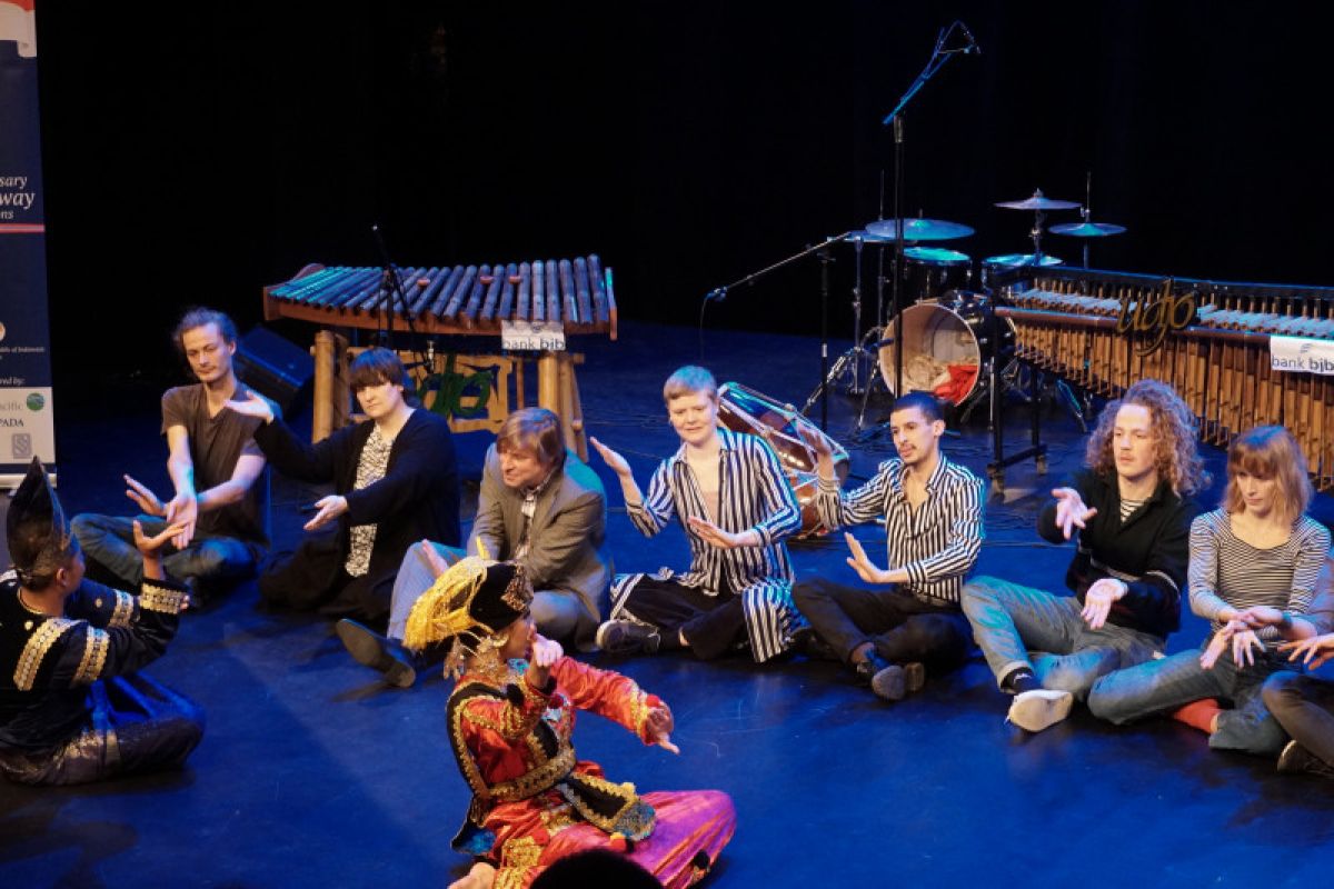 Warga Norwegia terpesona tarian Minang dan permainan angklung