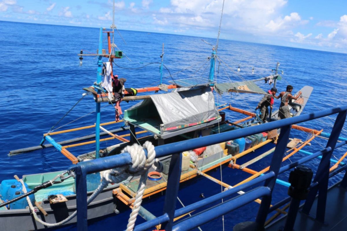 Petugas tangkap kapal ikan Filipina saat lakukan 'ilegal fishing' di laut Sulawesi