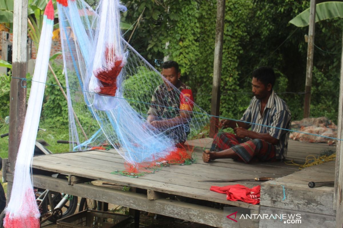 Babinsa Tanjung Tengah bantu perbaiki jaring ikan warga