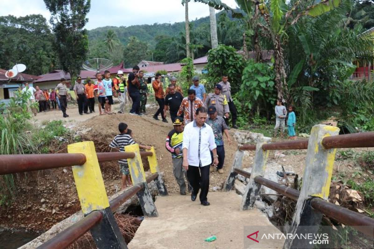 Bupati Tapsel instruksikan dinasnya untuk perbaiki bangunan rusak akibat banjir