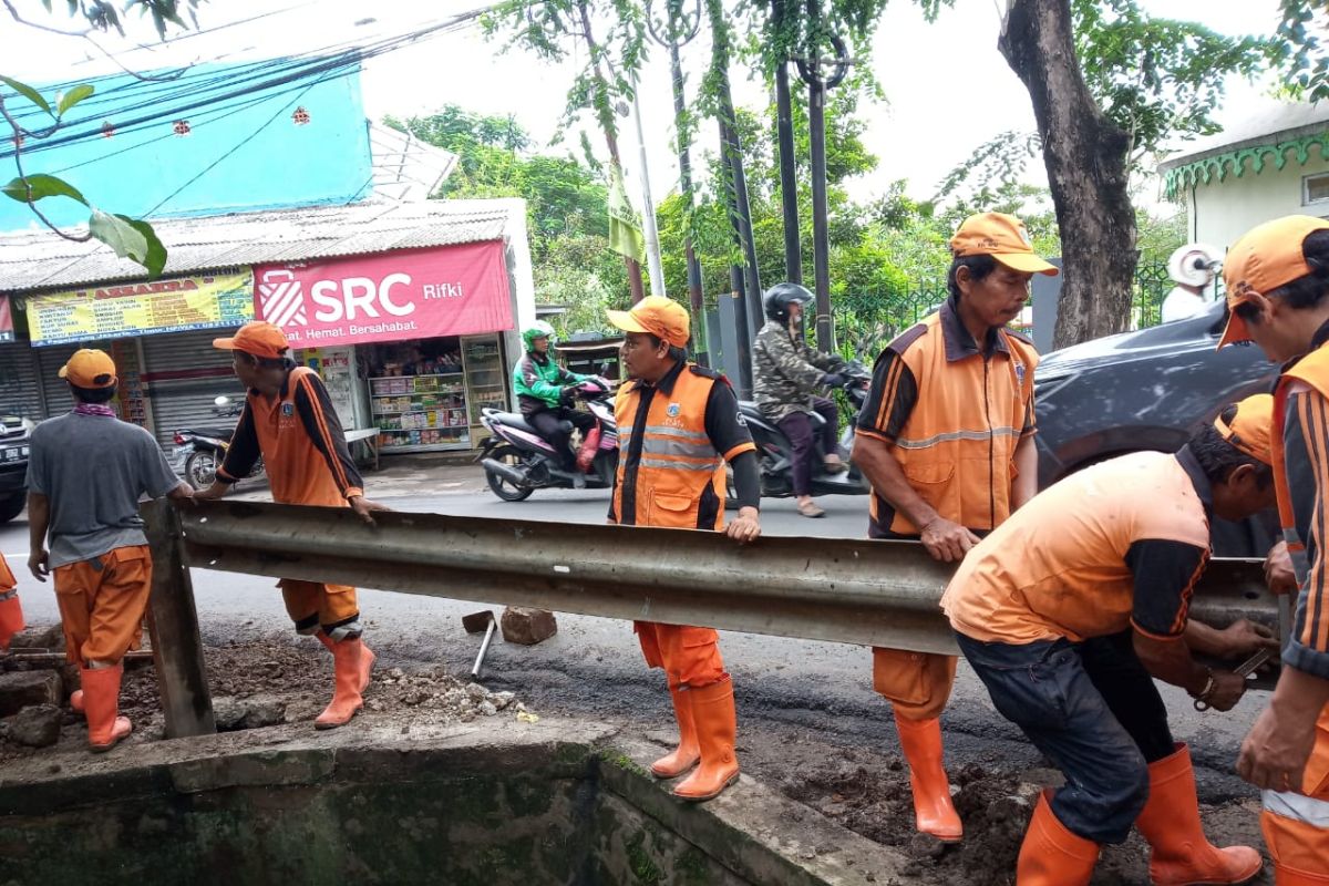 Titik rawan kecelakaan Pagelarang dipasang pengaman bantuan swasta